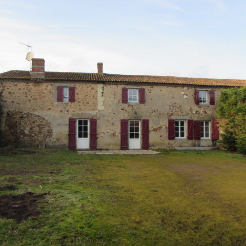   MAISON AVEC GRANDE COUR GARAGE ET HANGAR Maison - 6 pi�ce(s) - 150 m�