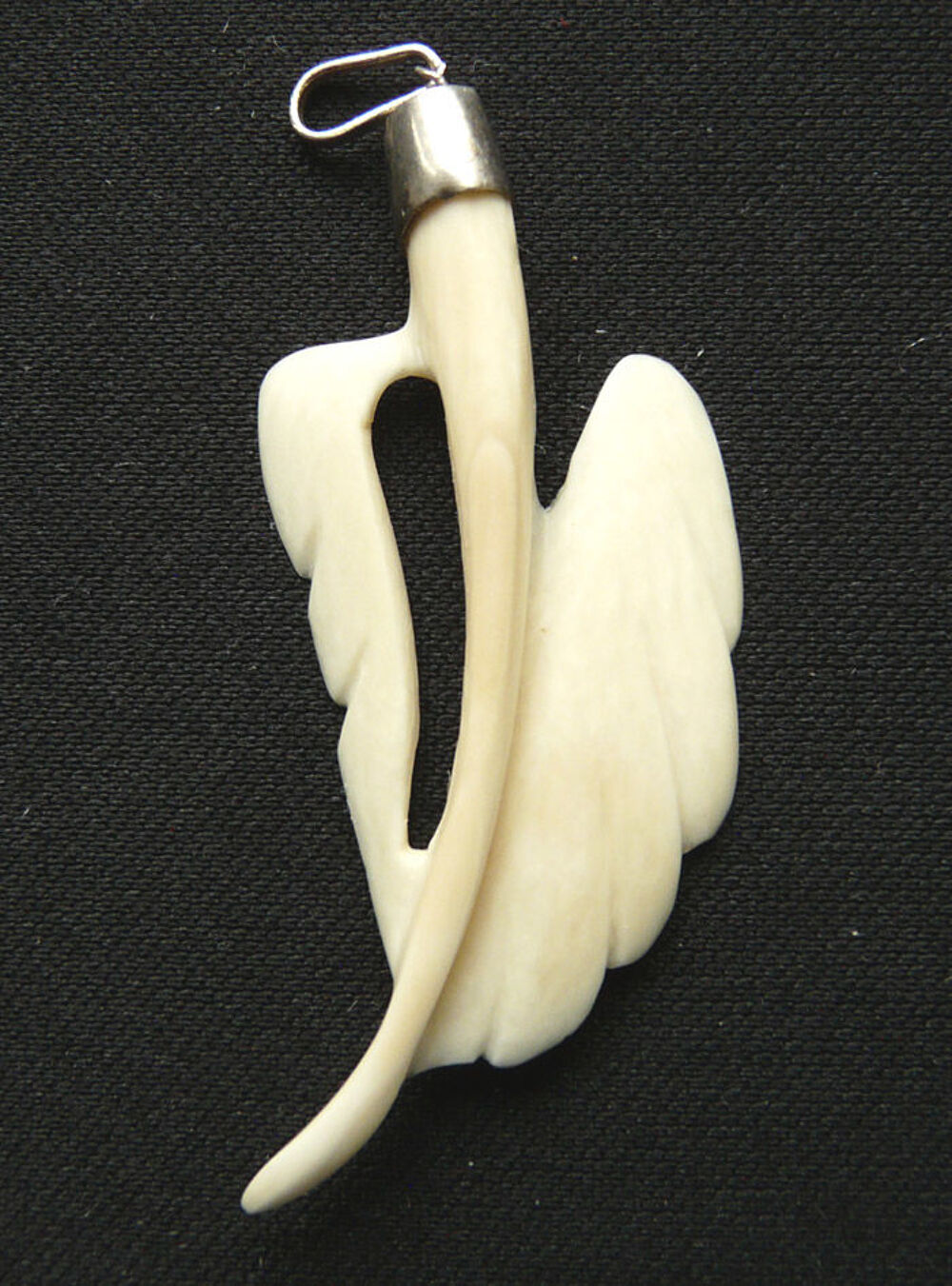 Pendentif couleur Ivoire en Os ou mati&egrave;re Naturelle 2 ailes Bijoux et montres