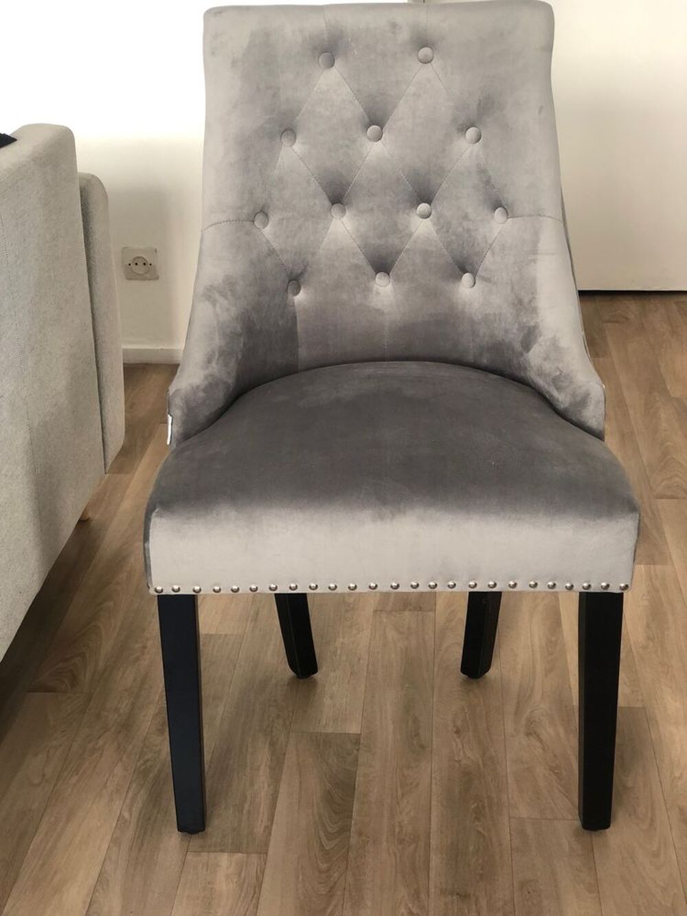 4 chaises grises de salon ou de salle &agrave; manger. Meubles