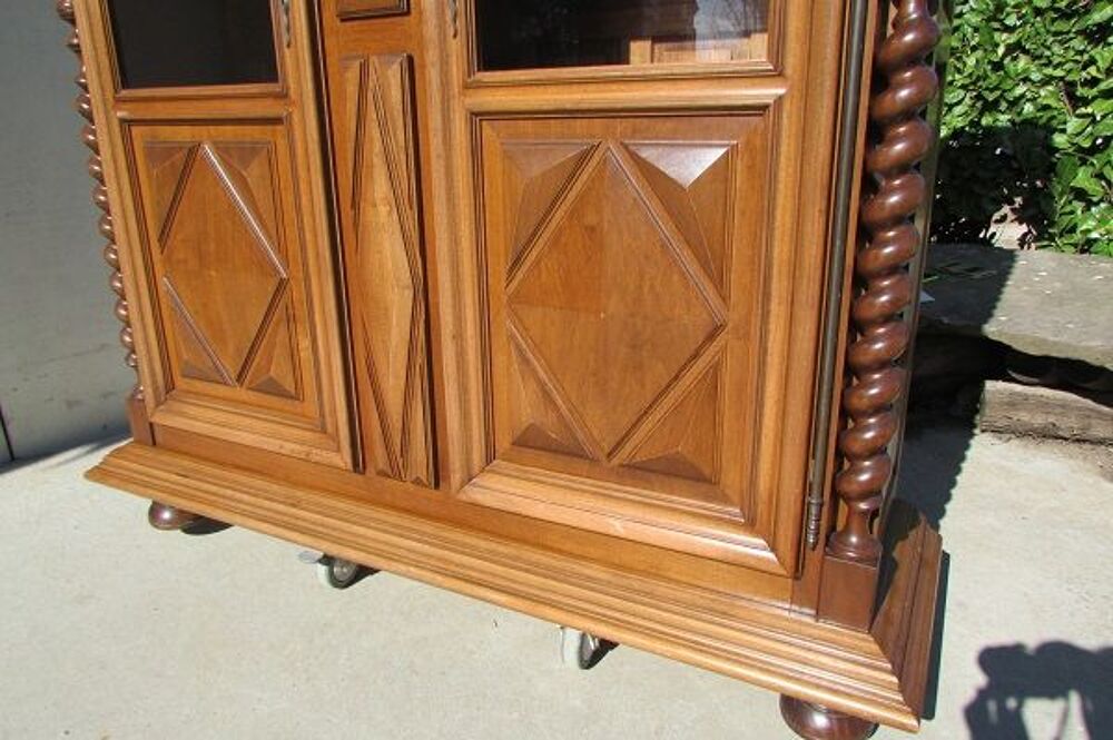 Biblioth&egrave;que vitrine en noyer de style Louis XIII Meubles