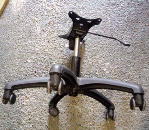 Support fauteuil roulant 360° hydraulique à  manette état neuf. A venir chercher sur Rivery. 10 €. Contact. 07 80 35 10 37. Rivery (80)