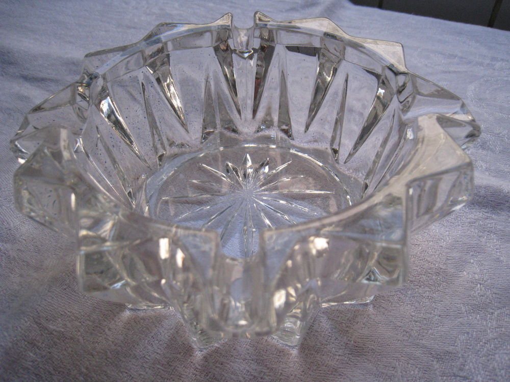 Cendrier en verre taill&eacute; de 1970 Décoration