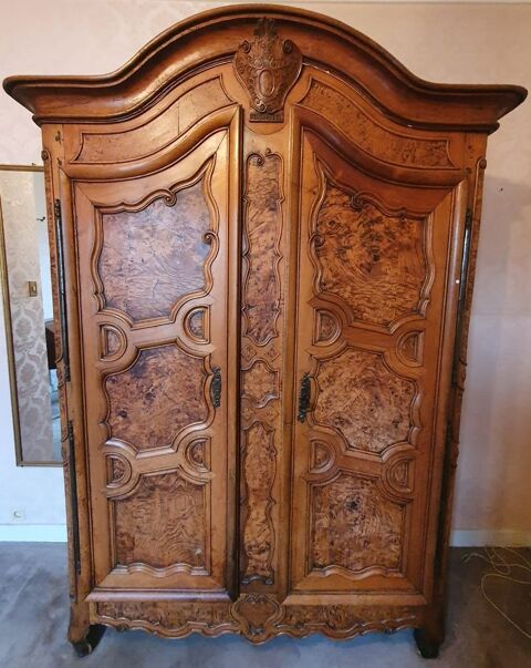 Rare armoire bressane en parfait �tat chapeau de gendarme. 1450 Lyon 1 (69)