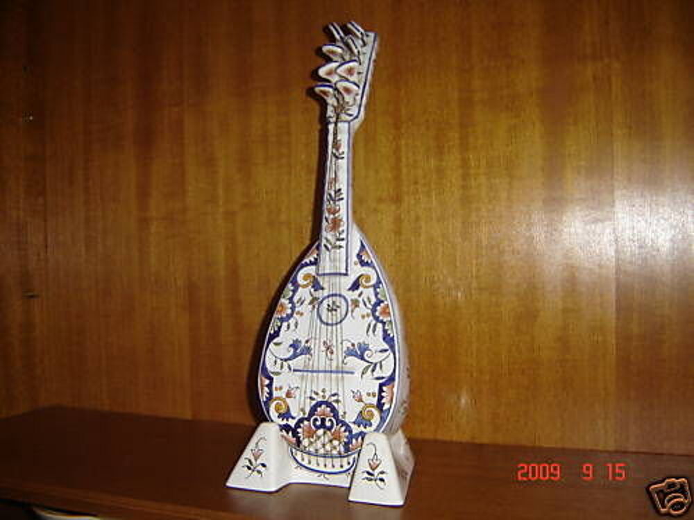 MANDOLINE EN FA&iuml;ENCE DE ROUEN sur son support. Décoration