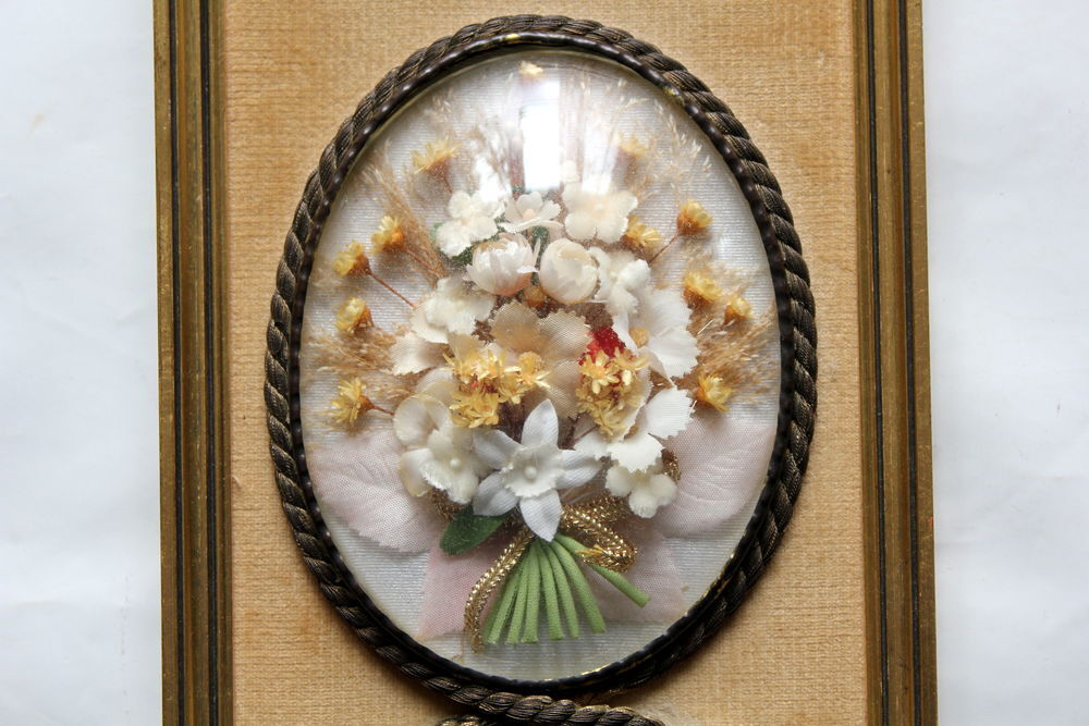 Cadre Verre bomb&eacute; avec fleurs immortelles et tissu Décoration