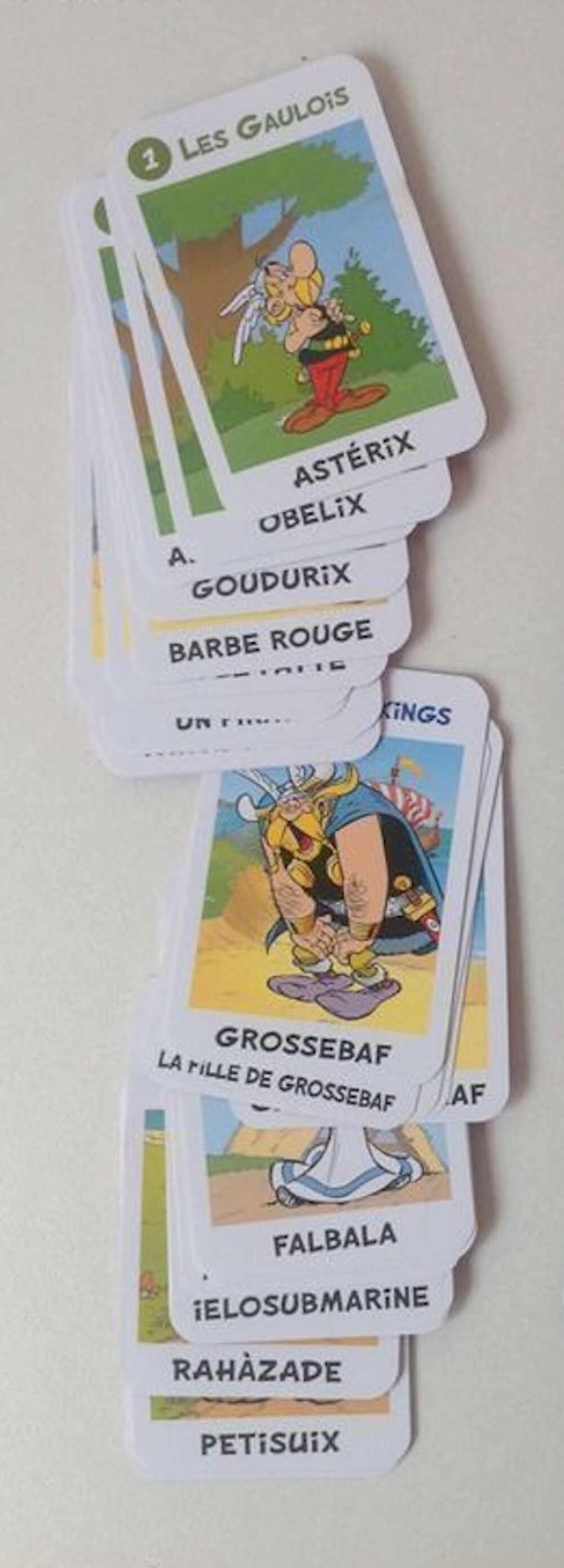 1 MINI JEUX de CARTES AST&Eacute;RIX LES 6 FAMILLES Envoi Possible
Jeux / jouets