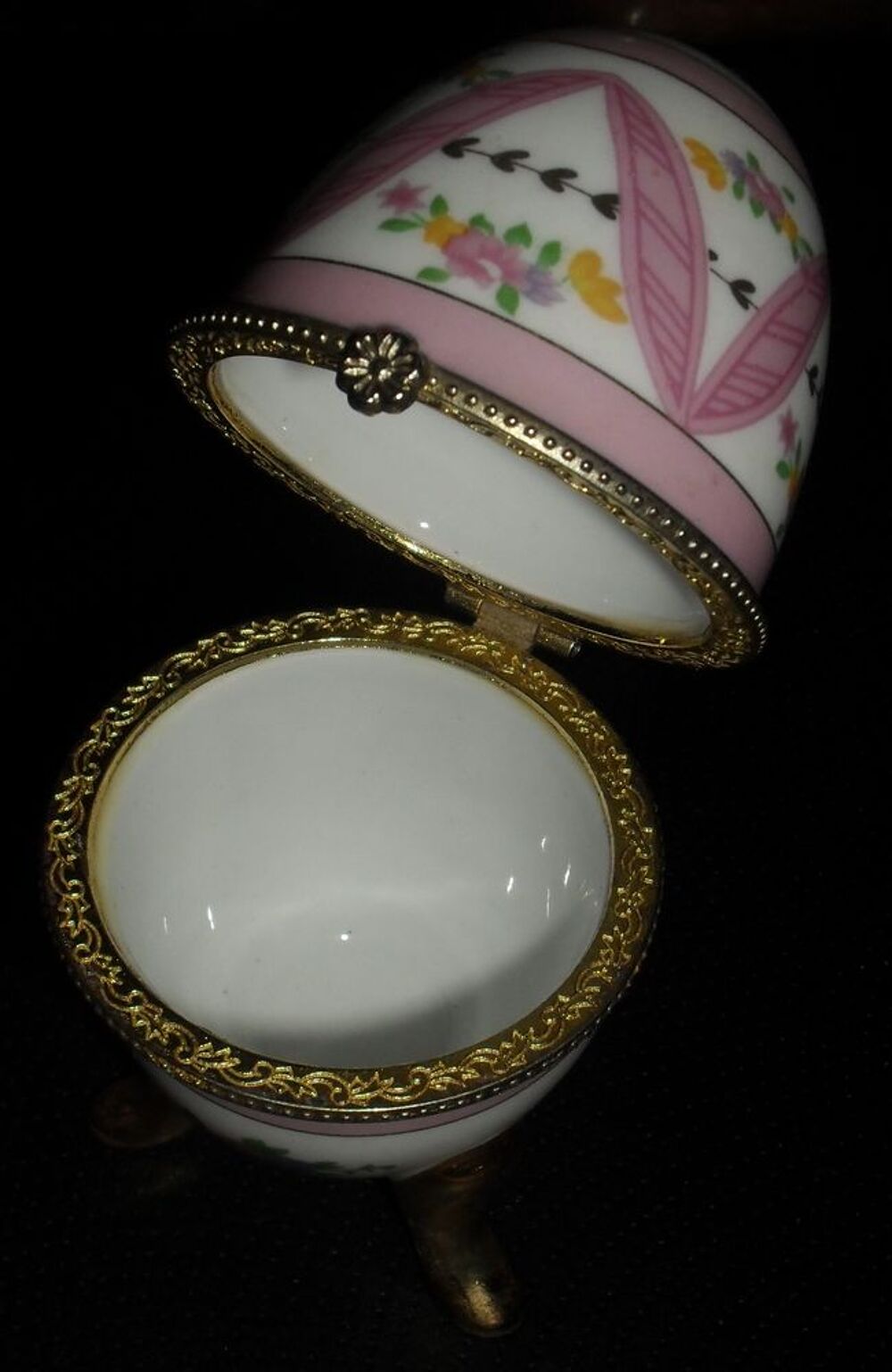 OEUF TRIPODE BOITE A BIJOUX, PILULES, PORCELAINE. Bijoux et montres