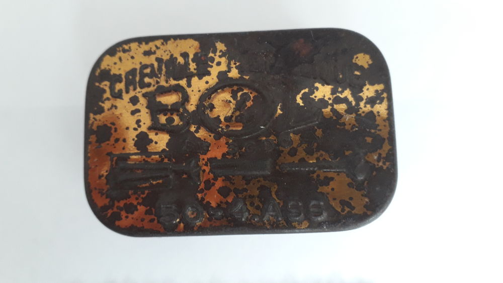 Boite ancienne &agrave; chevilles m&eacute;talliques
