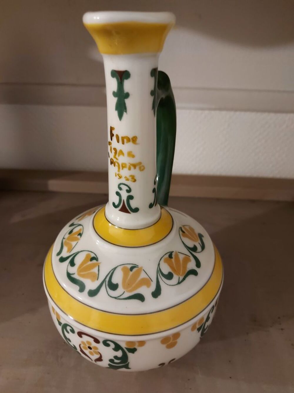 Carafe ancienne en porcelaine
