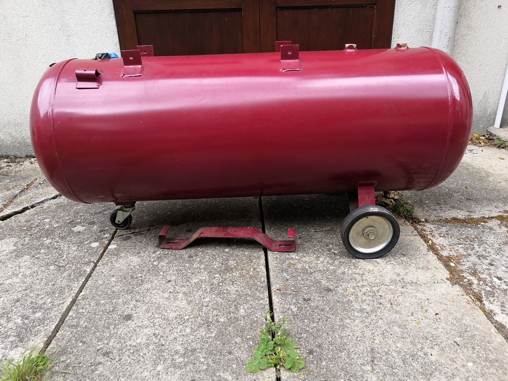 Compresseur d' AIR "NEUF" et r&eacute;servoir de 200 litres "NEUF" Bricolage