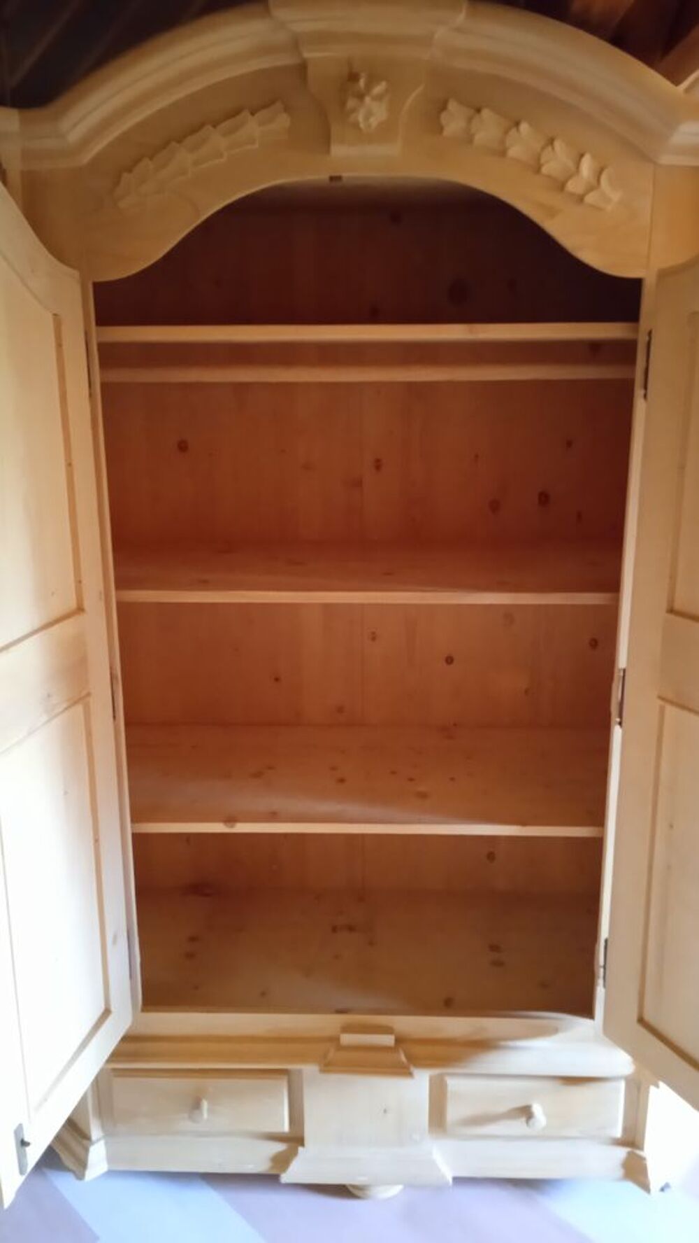 JOLI ARMOIRE EN PIN MASSIF Meubles