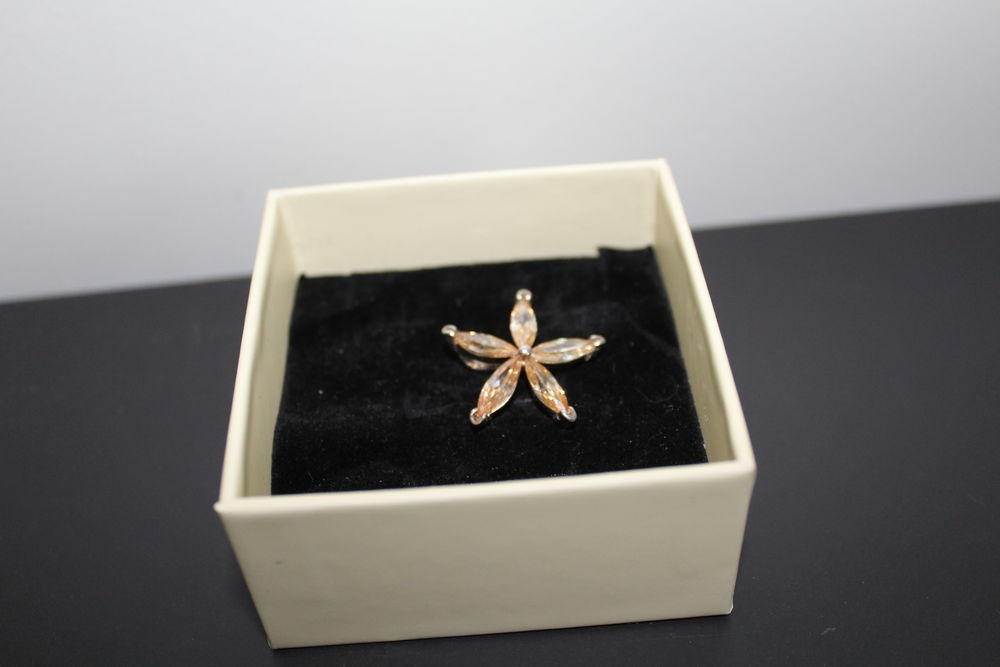 Pendentif en argent et oxydes de zirconium Bijoux et montres