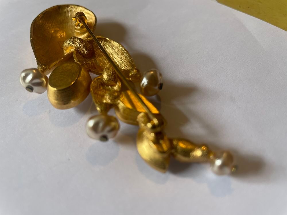 Broche &eacute;pi dor&eacute; GM strass crystal ANTIGONA Bijoux et montres