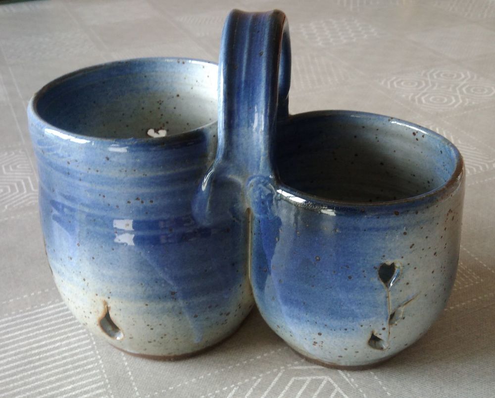 Tr&egrave;s joli double pot en gr&egrave;s verniss&eacute; dans un superbe &eacute;tat. Décoration