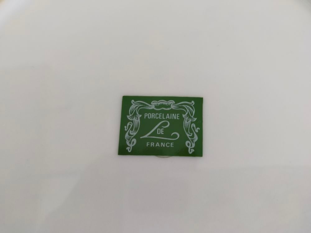 Assiette porcelaine d&eacute;co "La pri&egrave;re du normand" avec motif a Décoration