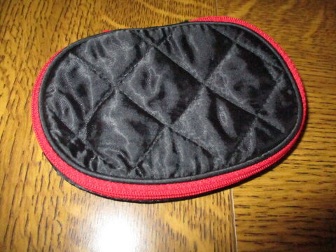 trousse rouge matelassée avec fermeture éclair neuve 0 Mérignies (59)