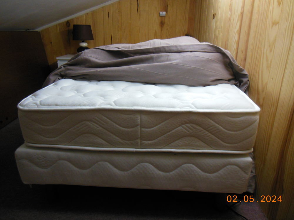 Vendre Trois articles diff&eacute;rents
Meubles