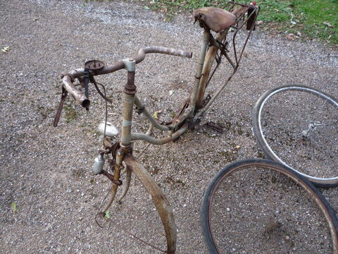 V�lo ancien col de cygne
dans l'�tat 65 Castres (81)