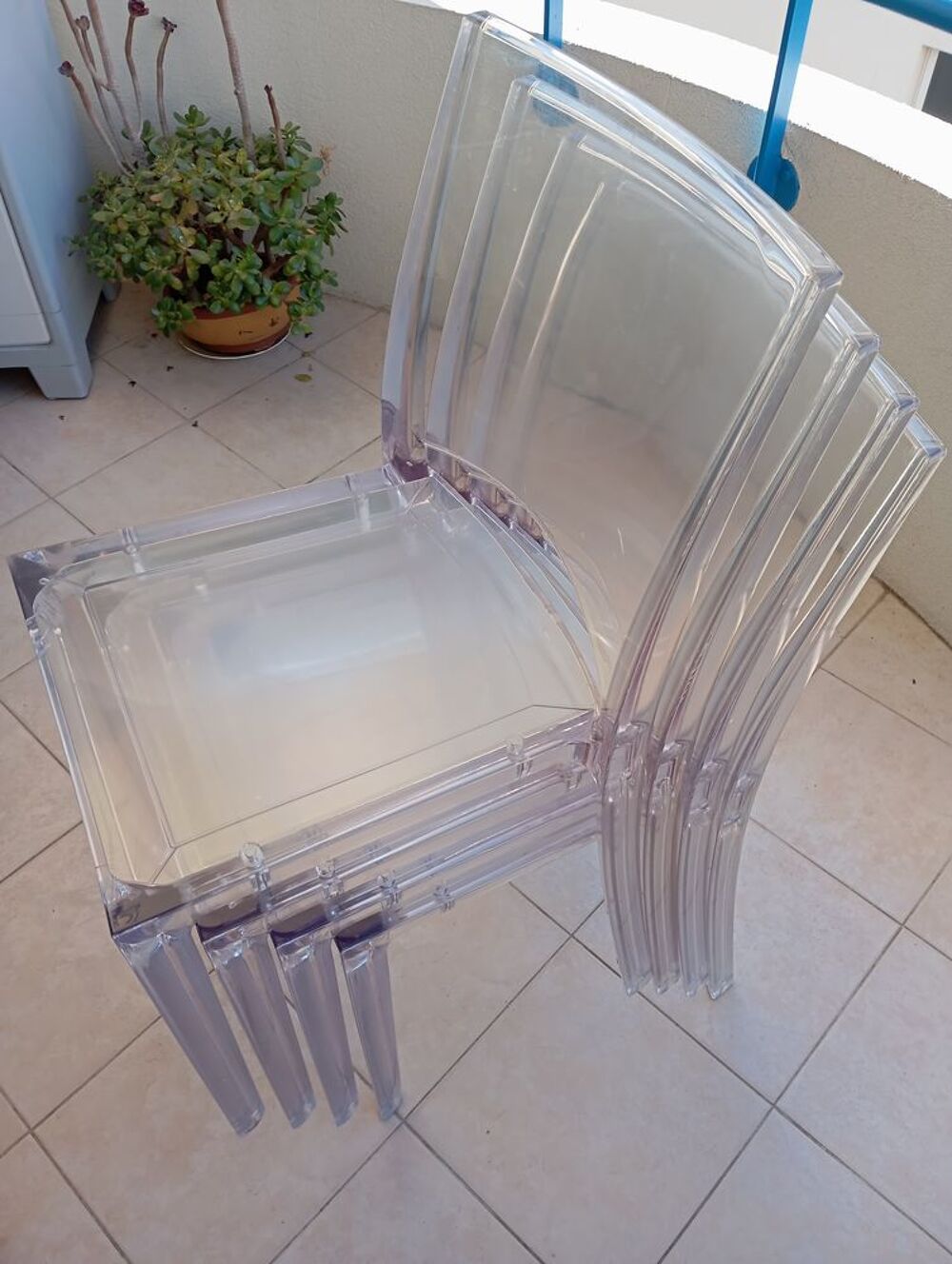 4 CHAISES PLEXIGLAS BLANCHE Meubles