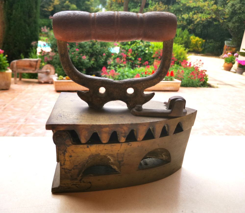 Fer &agrave; repasser ancien &agrave; braises - 20 Euros 