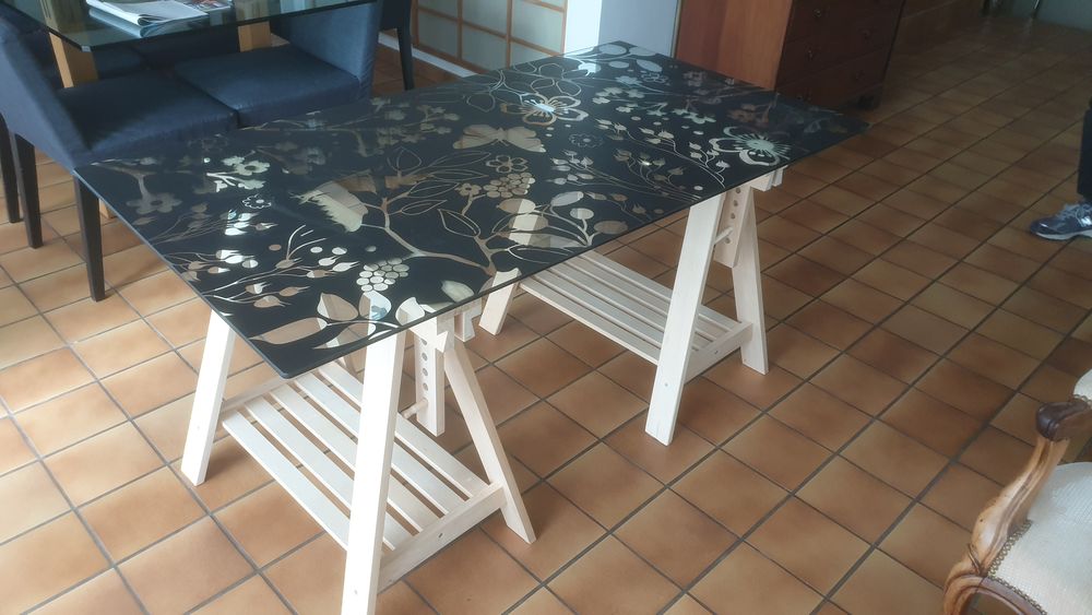 Plateau en verre sur tr&eacute;teaux bois Meubles