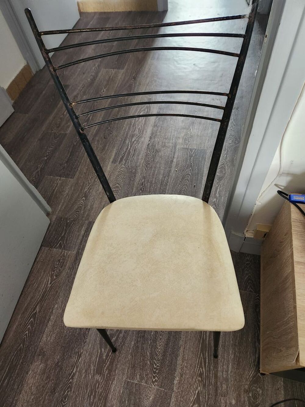 quatre chaises en fer dessus cuir blanc Meubles