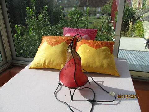 Lot lampe fer forgé + 3 coussins ocre - violet. 20 Le Vernois (39)
