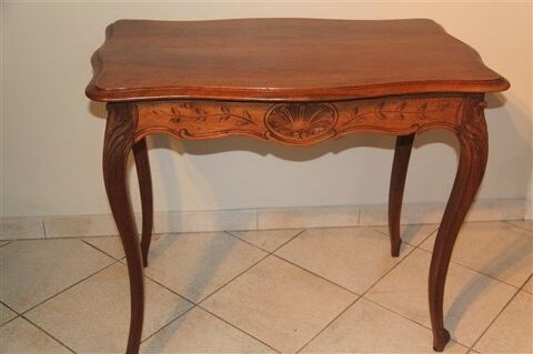 Petite Table Ancienne Style Louis XV.   Saint-Pierre-de-Chandieu (69)