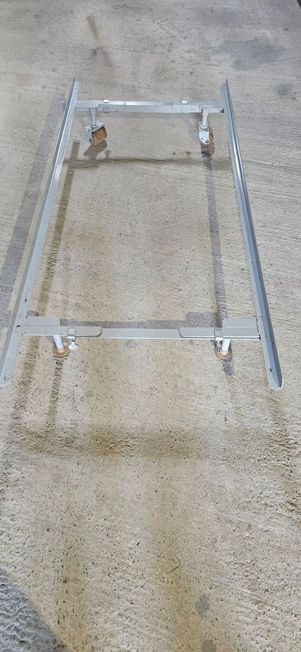 Support de sommier r&eacute;glable avec roue en Fer couleur gris Meubles