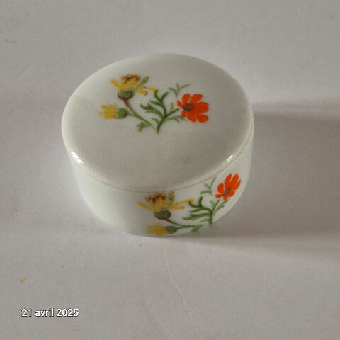 Boite � bijoux ou � pilules en porcelaine blanche, peinte � 5 Saumur (49)