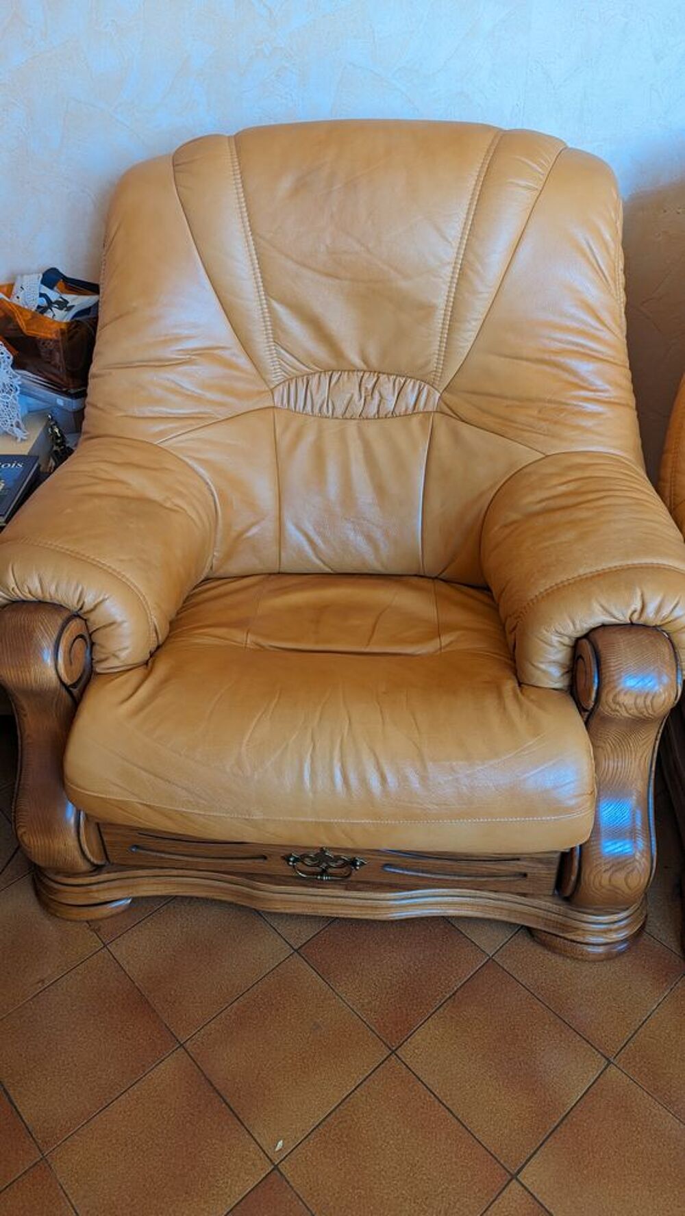 Fauteuils en cuir et ch&ecirc;ne. Meubles