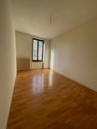  Appartement à louer 3 pièces 77 m²