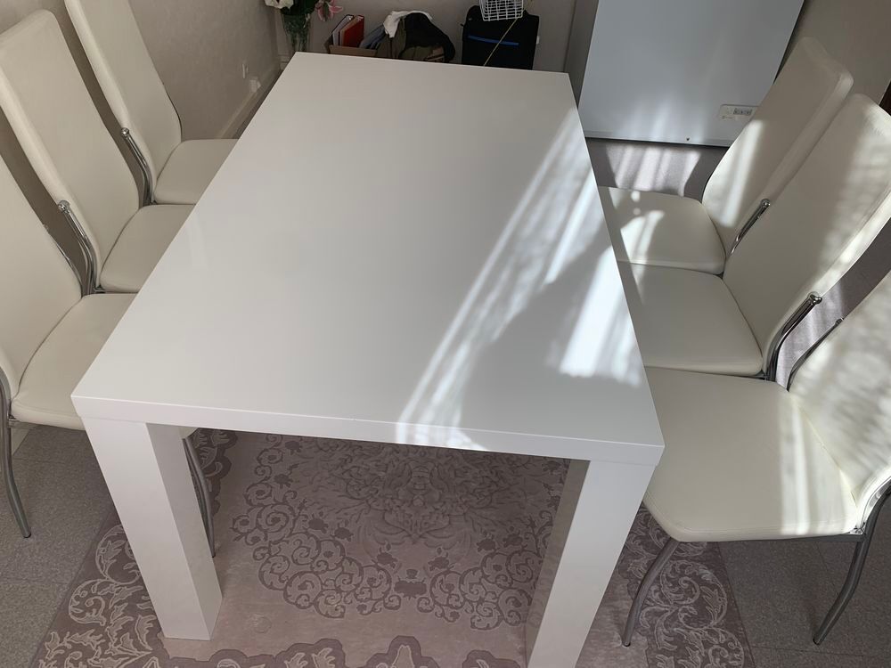 Table &agrave; manger + 6 chaises Meubles