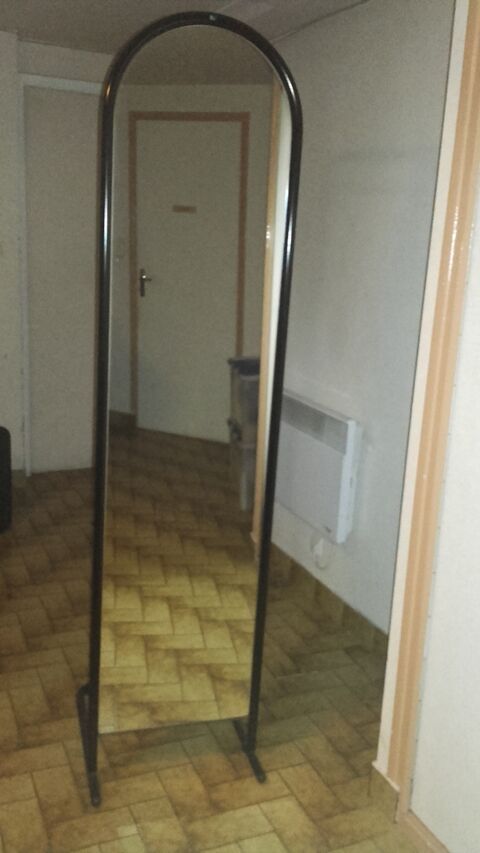 Miroir ovale sur pied noir 70 Veynes (05)