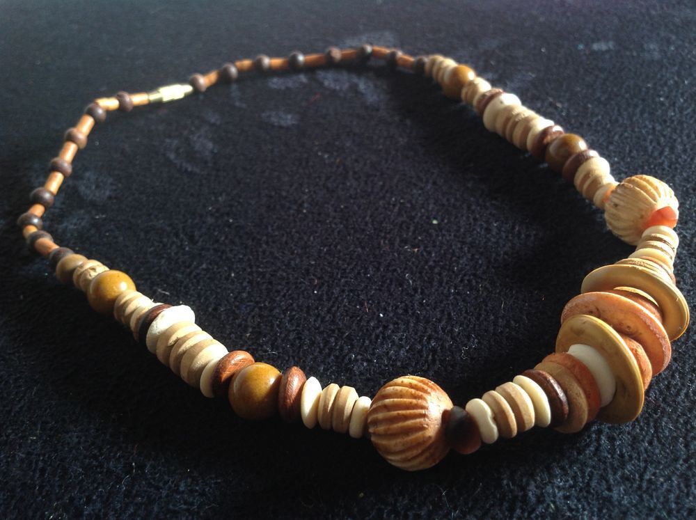 COLLIER ORIGINAL EN BOIS DIFF&Eacute;RENTES COULEURS &amp; FORMES Envoi Bijoux et montres