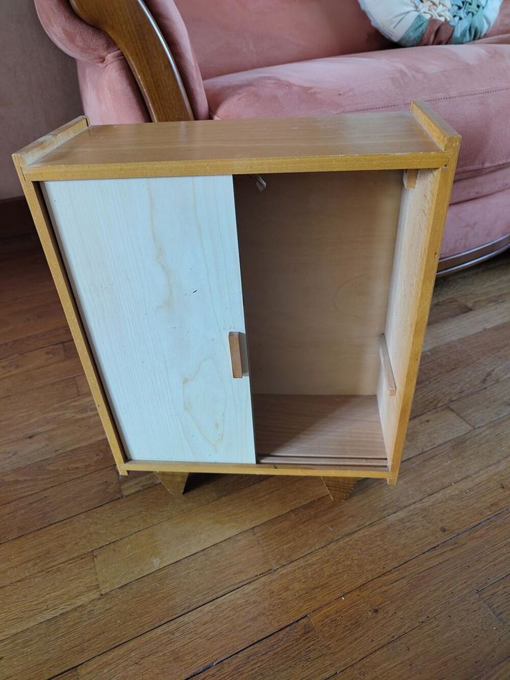 meuble &agrave; poup&eacute;es Décoration
