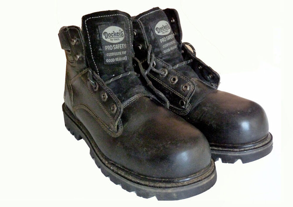 Chaussure montante noir &agrave; la&ccedil;age. Chaussures