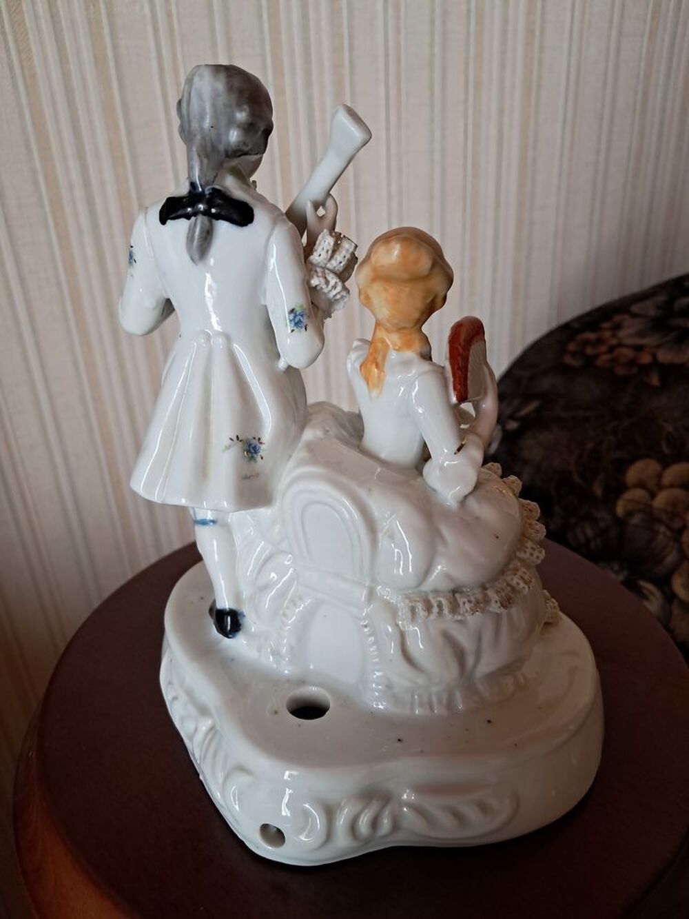 Couple en porcelaine repr&eacute;sentant une sc&egrave;ne musicale Décoration