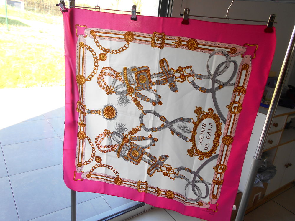 Foulard Carr&eacute; Gil De Losne Paris neuf Vêtements