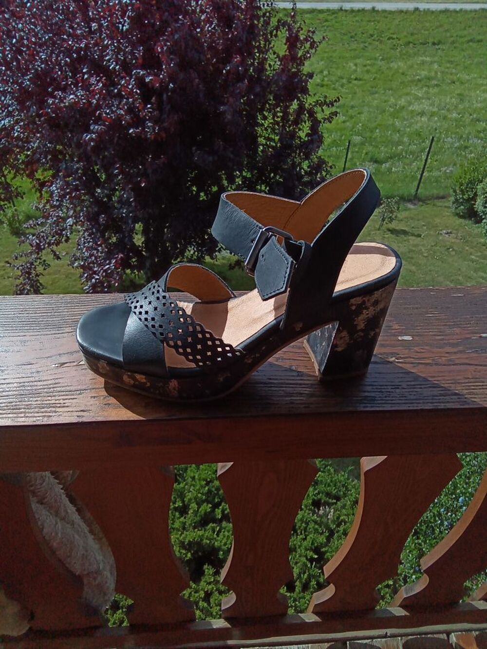 Nu pieds avec impression sur le talon Chaussures