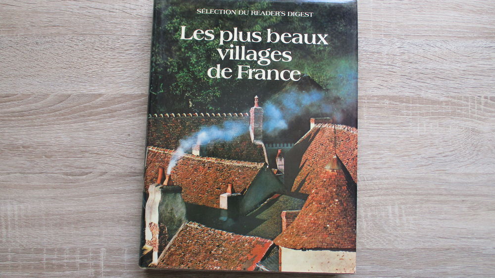 Livre &quot;Les plus beaux villages de France&quot;. Livres et BD