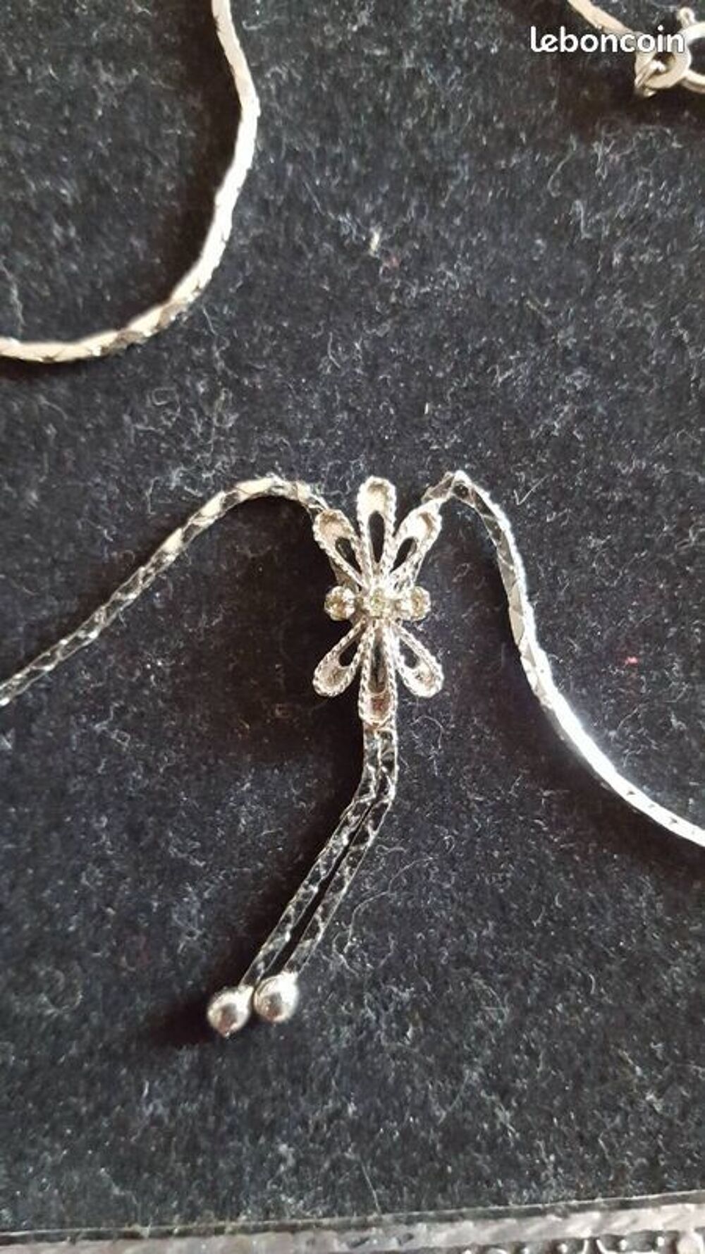 
chaine avec sa rosasse Bijoux et montres