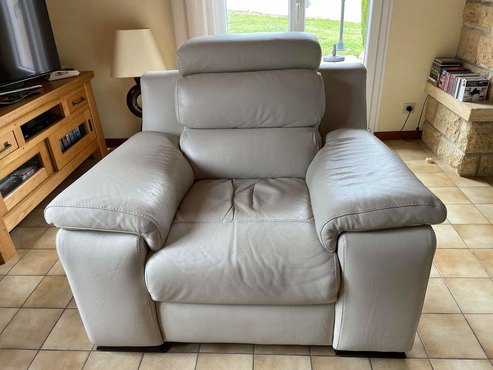 Tr&egrave;s beau Salon cuir. Canap&eacute; et deux fauteuils. Meubles