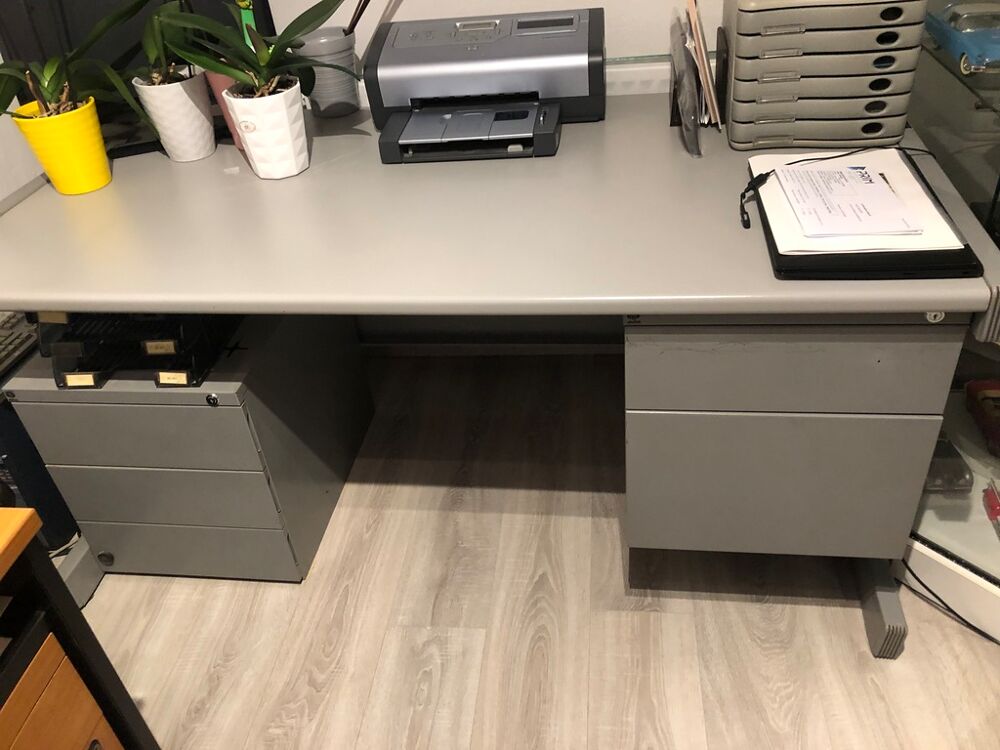 Bureau m&eacute;tallique gris avec rangements Meubles
