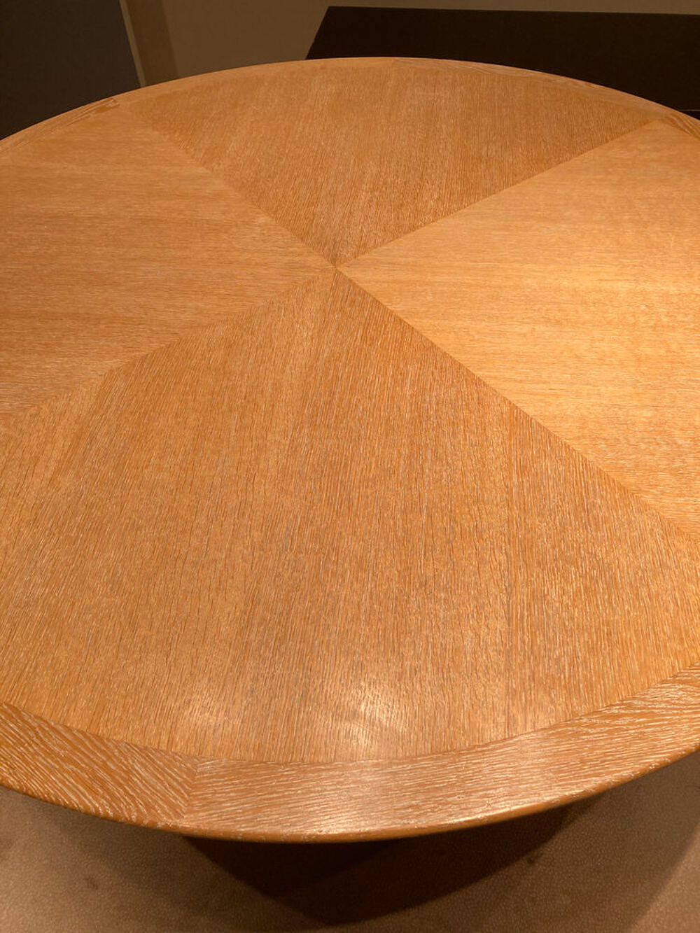Table ronde en bois massif c&eacute;rus&eacute; Meubles