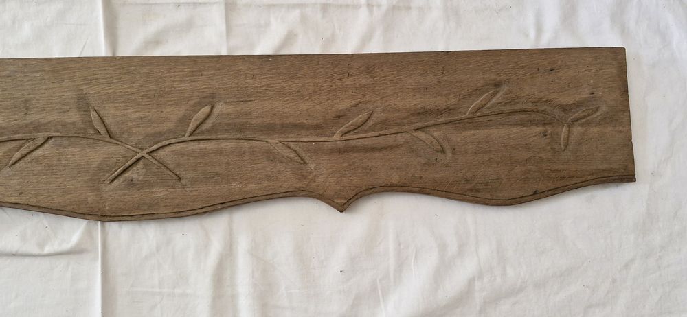 Ancien fronton sculpt&eacute; en bois ch&egrave;ne
Longueur 120cm
Décoration