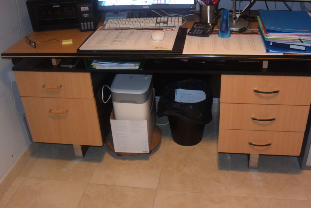 BUREAU 150 X 75 CM 5 TIROIRS. Meubles