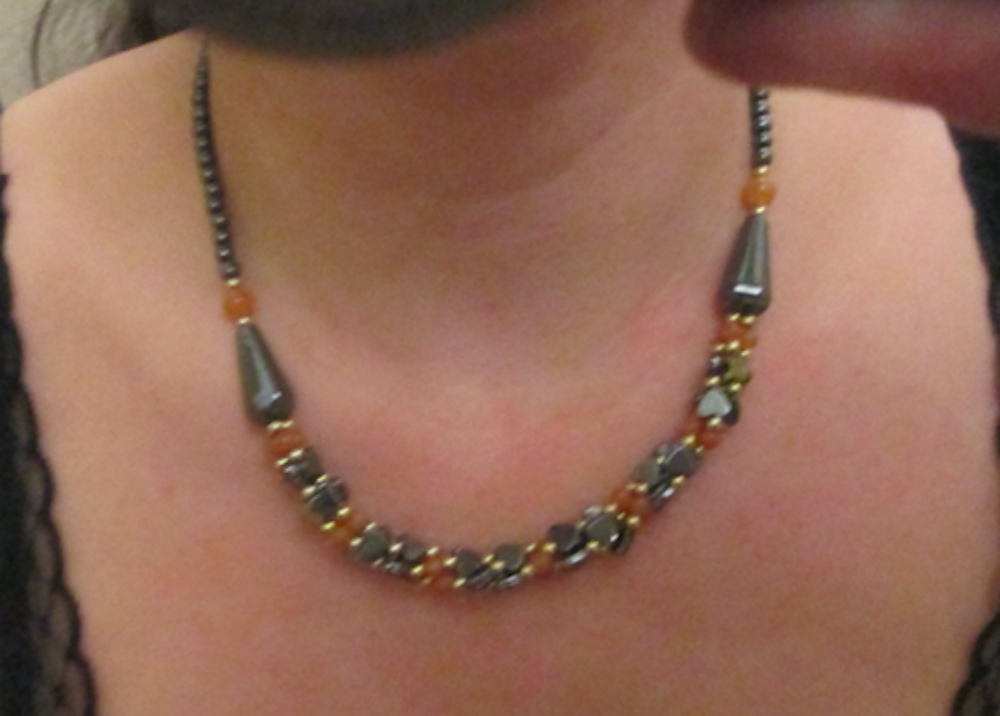 Collier pierres grises (h&eacute;matite), oranges, perles dor&eacute;es Bijoux et montres