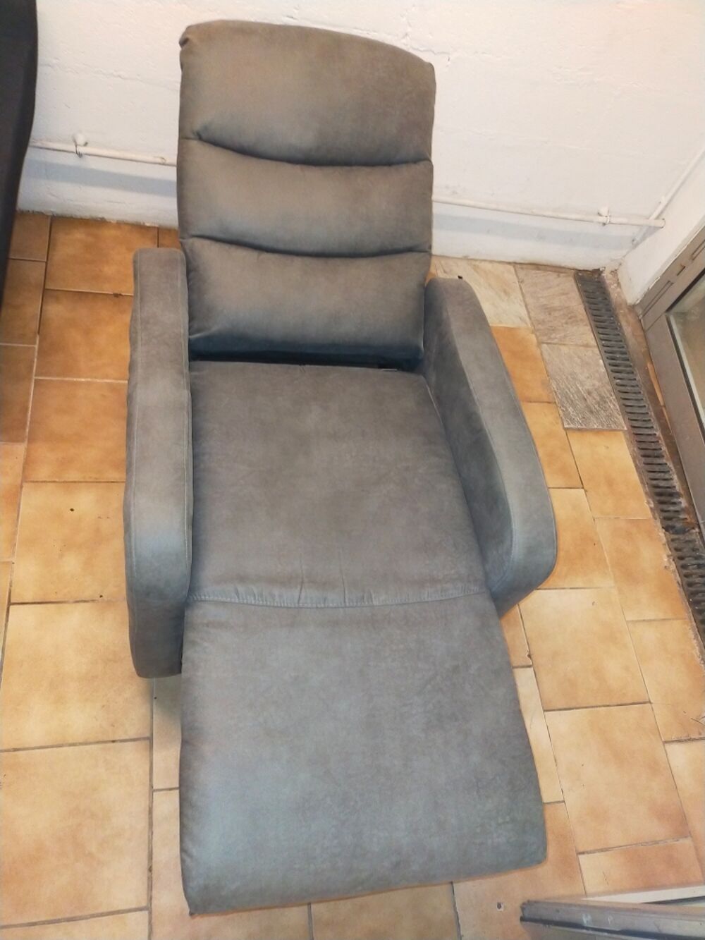 Fauteuil d&eacute;tente en Nubuck gris Meubles