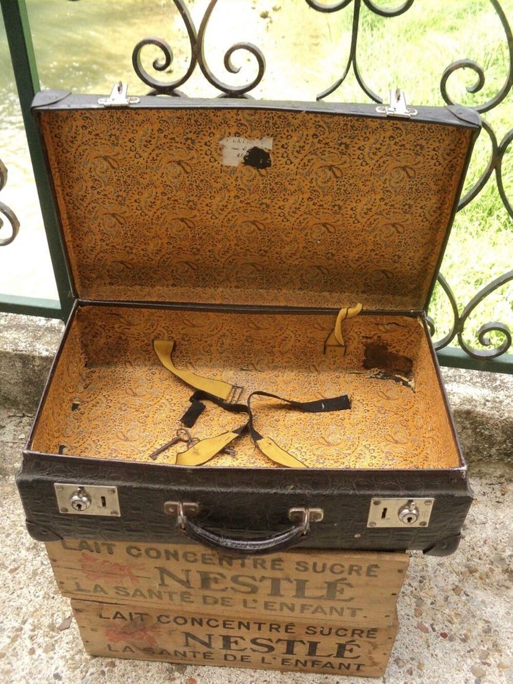 Ancienne Valise Noire Rev&ecirc;tement Style Peau de Crocodile. 
Meubles